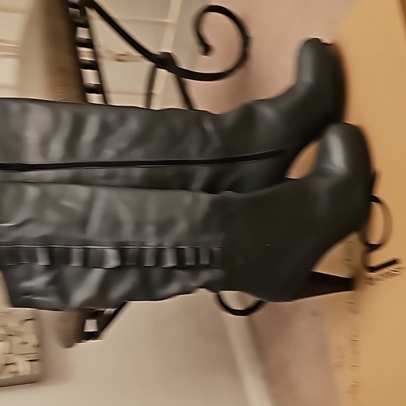 DARK GRAY KNEE HIGH LEATHER SIDE RUFFLE BOOTS - Picture 5 of 6